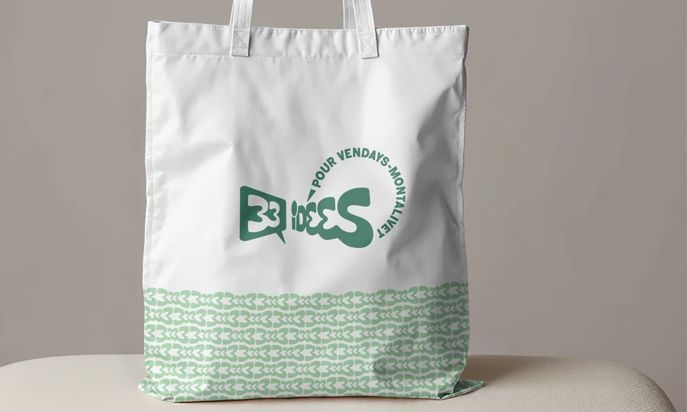 Tragetasche mit Logo und Brand Pattern als analoges Werbemittel im Rahmen des Markenauftritts